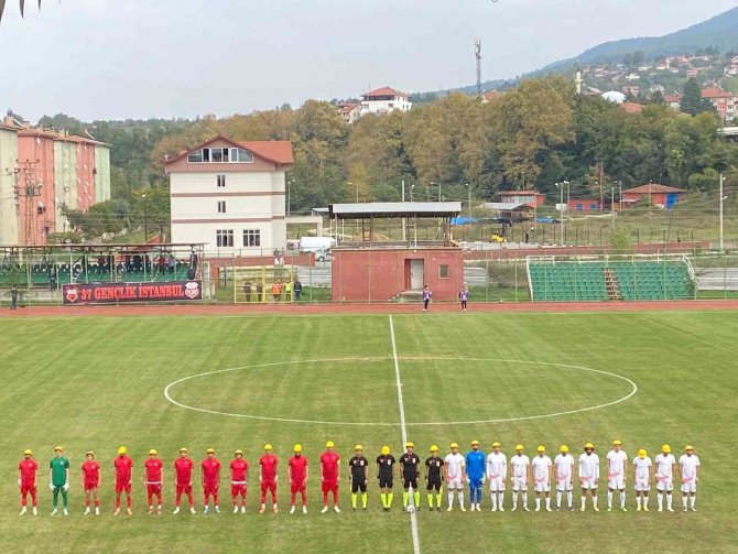 Sahaya madenci baretiyle çıktılar