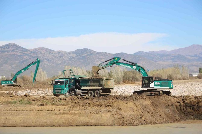 Konya'da yapımı devam ediyor: 4 bin hektar tarım arazisini selden koruyacak
