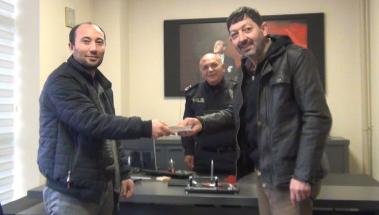 Yolda bulduğu 28 bin lirayı polise teslim etti