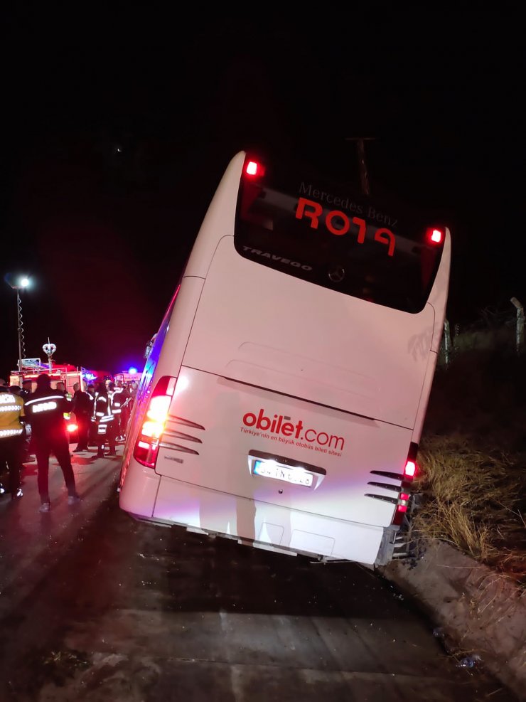 Amasya'da yolcu otobüsü, kamyona çarptı: 2 ölü, 20 yaralı
