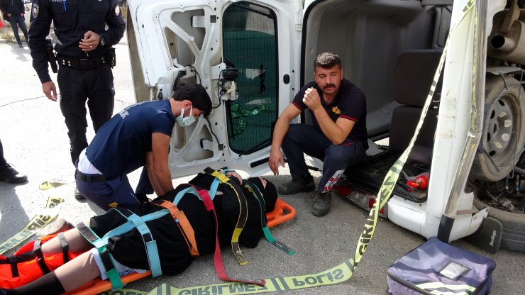 Hafif ticari araçla otomobil çarpıştı: 3'ü ağır, 8 yaralı