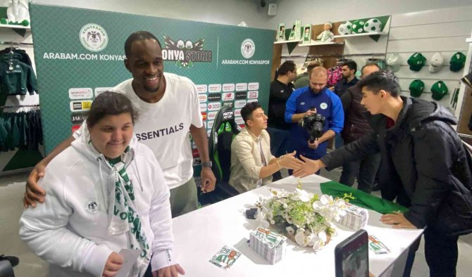 Konyasporlu Uche Ikpeazu ve Soner Dikmen taraftarlarla buluştu