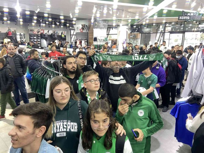 Konyasporlu Uche Ikpeazu ve Soner Dikmen taraftarlarla buluştu