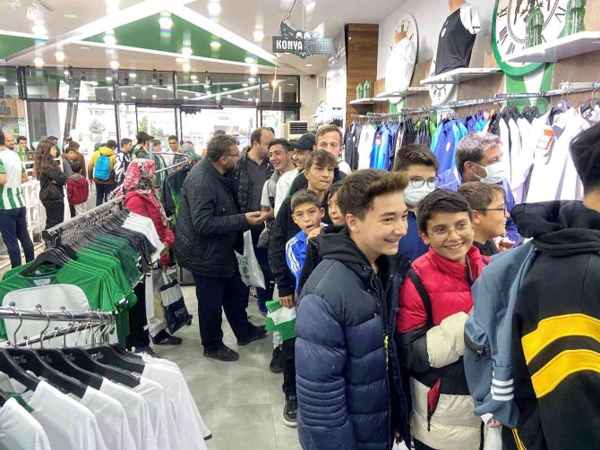 Konyasporlu Uche Ikpeazu ve Soner Dikmen taraftarlarla buluştu