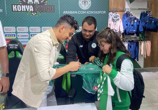 Konyasporlu Uche Ikpeazu ve Soner Dikmen taraftarlarla buluştu