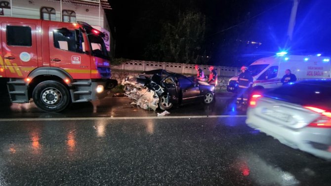 Lüks otomobiller kaza yaptı, kağıt gibi ezildi: 4 yaralı