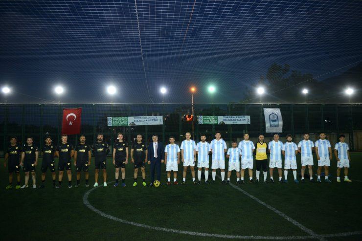 Kalp krizinden ölen arkadaşının anısına düzenlenen futbol turnuvasında onun gibi kalp krizinden öldü