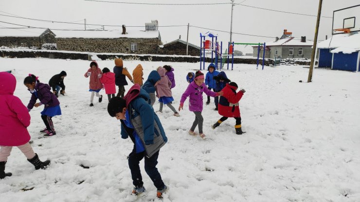 Kar yağışları başladı! Öğrenciler kar topu oynadı, ulaşım aksadı