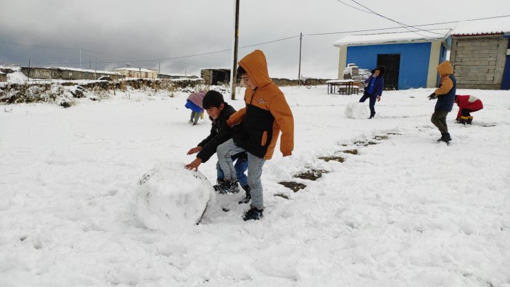 Kar yağışları başladı! Öğrenciler kar topu oynadı, ulaşım aksadı