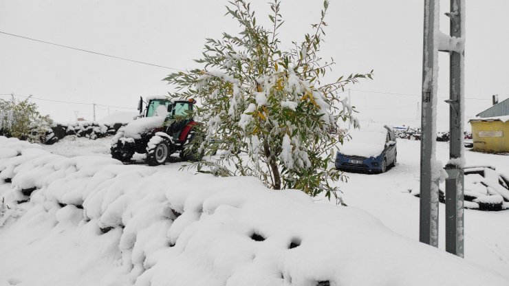 Kar yağışları başladı! Öğrenciler kar topu oynadı, ulaşım aksadı