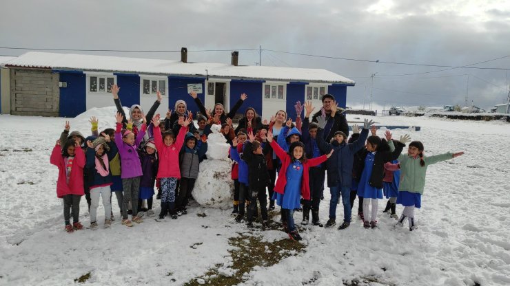 Kar yağışları başladı! Öğrenciler kar topu oynadı, ulaşım aksadı