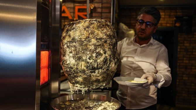 Küflü peynirden yaptığı döner ilgi odağı oldu