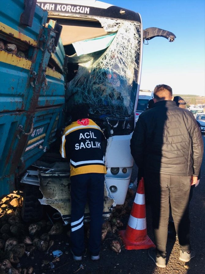 İşçi servisi ile traktör çarpıştı: 22 kişi yaralandı