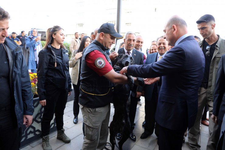 Bakan Soylu: Yine söylüyorum; uyuşturucuyu okul önlerinde kim satıyorsa ayaklarını kırsınlar