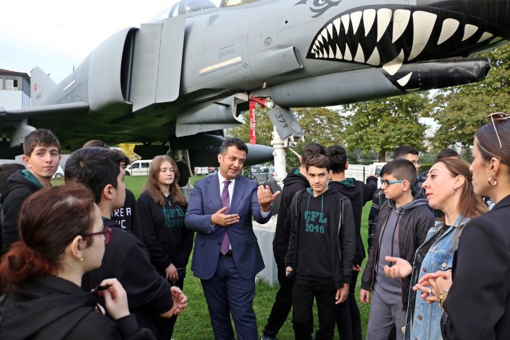 Konya'da şehit düşen Hava Pilot Yüzbaşı Ümit Özer'in anısına memleketindeki parka savaş uçağı konuldu