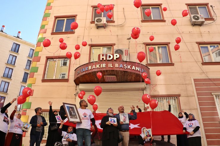 Evlat nöbetindeki aileler, 'Yaşasın Cumhuriyet' sloganıyla Türk bayraklı balonları gökyüzüne saldı