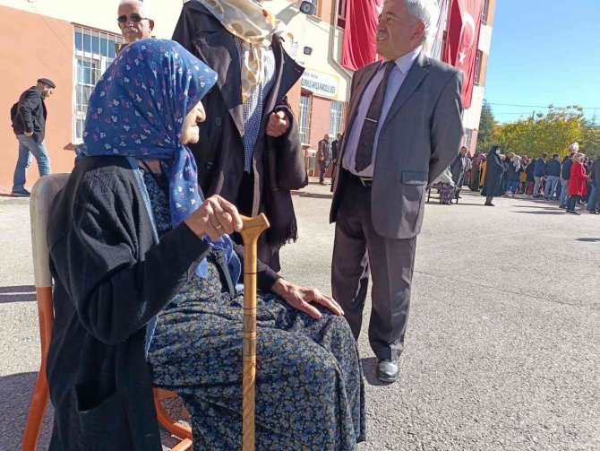 Konya'da 99 yaşındaki nine kutlamalara damga vurdu
