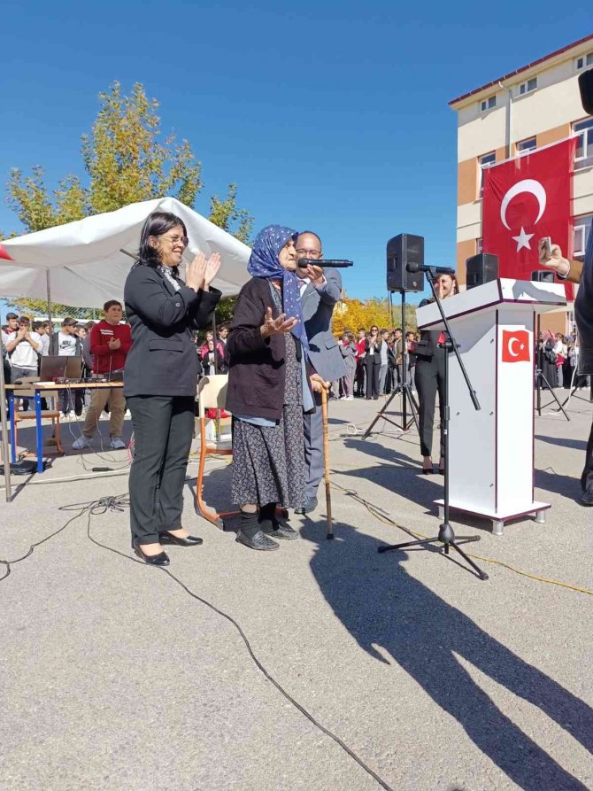 Konya'da 99 yaşındaki nine kutlamalara damga vurdu