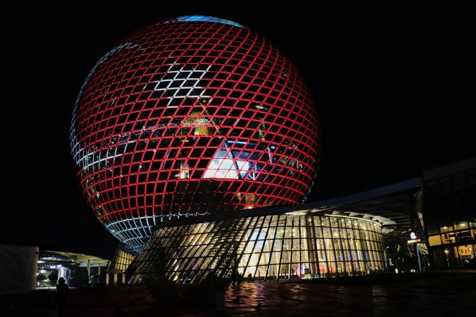 Türk bayrağı Kazakistan’ın simge binasına yansıtıldı