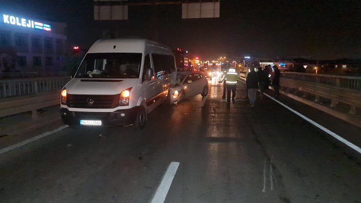 Düğünden dönenlerin taşındığı minibüse otomobil çarptı: Yaralılar var