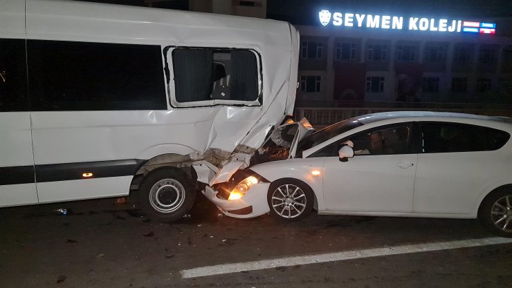 Düğünden dönenlerin taşındığı minibüse otomobil çarptı: Yaralılar var