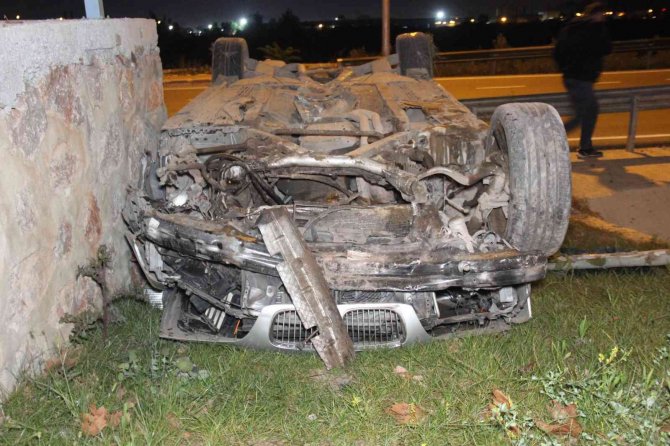 Sürücü direksiyon hakimiyetini kaybetTİ, otomobildeki 2 kişi yaralandı