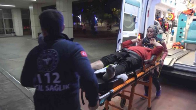 Sürücü direksiyon hakimiyetini kaybetTİ, otomobildeki 2 kişi yaralandı