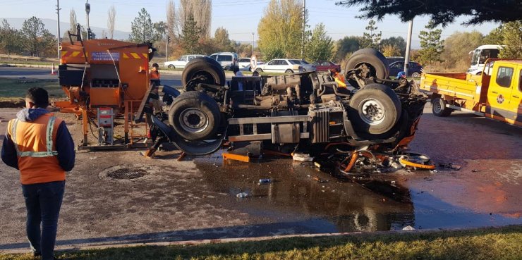 Feci kaza: Karayolları'na ait kamyon ile minibüs çarpıştı ölü ve yaralı var!