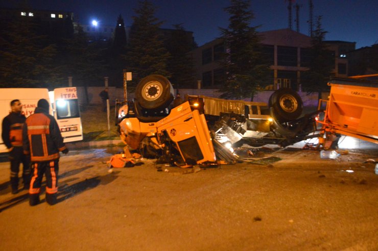 Feci kaza: Karayolları'na ait kamyon ile minibüs çarpıştı ölü ve yaralı var!