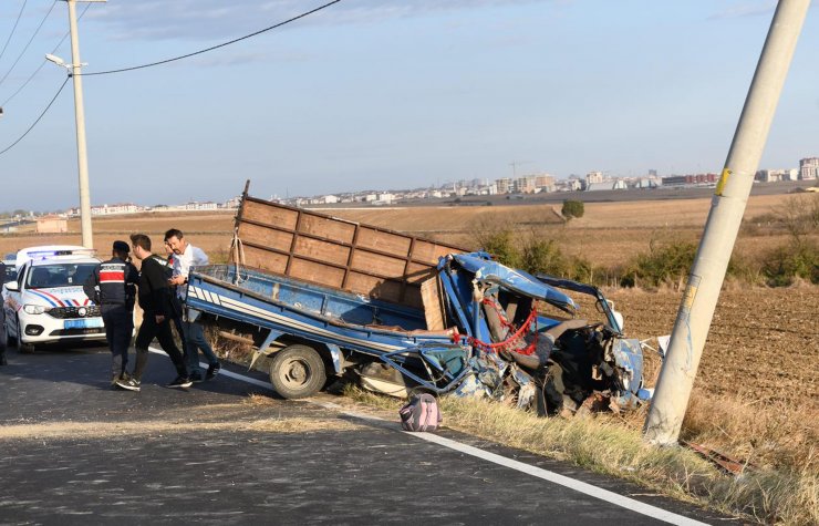 Kamyonet elektrik direğine çarptı; 1'i bebek 2 ölü, 6 yaralı
