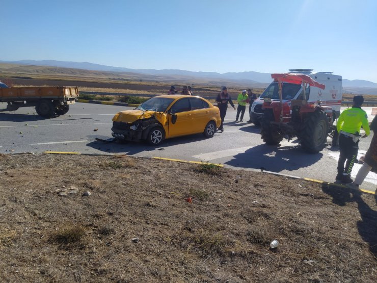 Kırıkkale'de otomobil ile traktör çarpıştı: 1 ölü, 1 yaralı