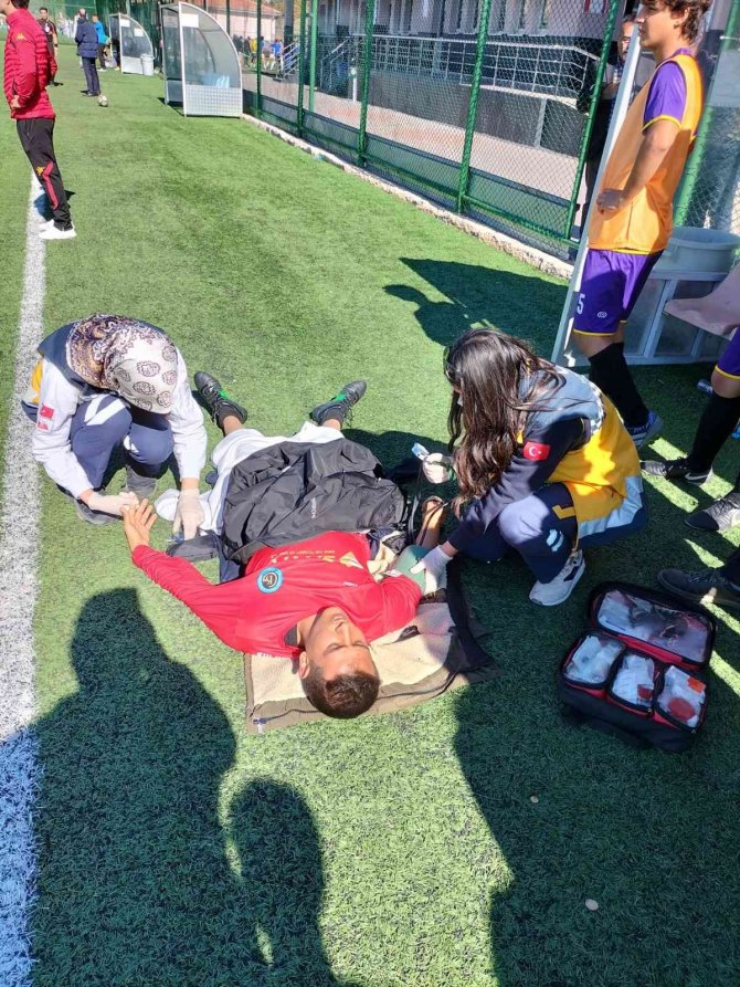 Maçta bir anda yere yığıldı! Kaleci...