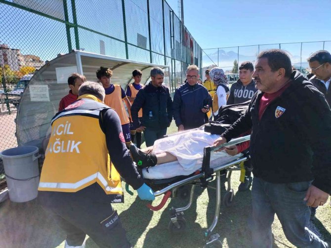 Maçta bir anda yere yığıldı! Kaleci...