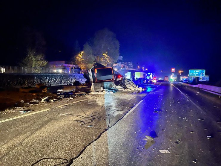 TIR, park halindeki kamyona çarptı: 1 ölü, 2 yaralı