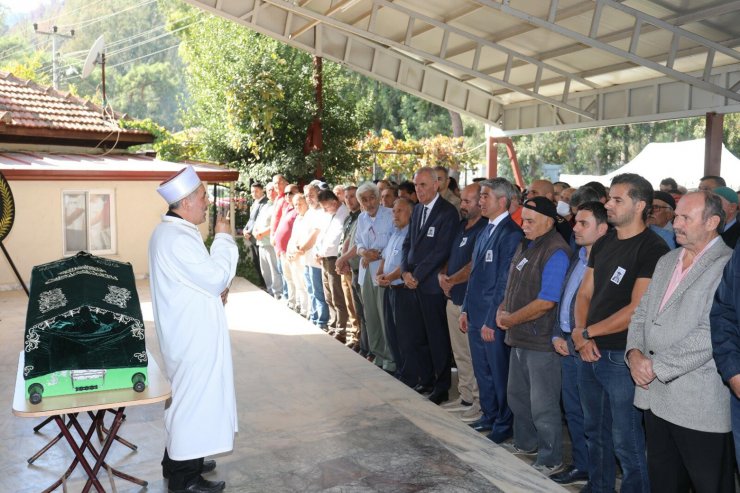 Okula giderken kamyonetin çarptığı 10 yaşındaki Enes, toprağa verildi