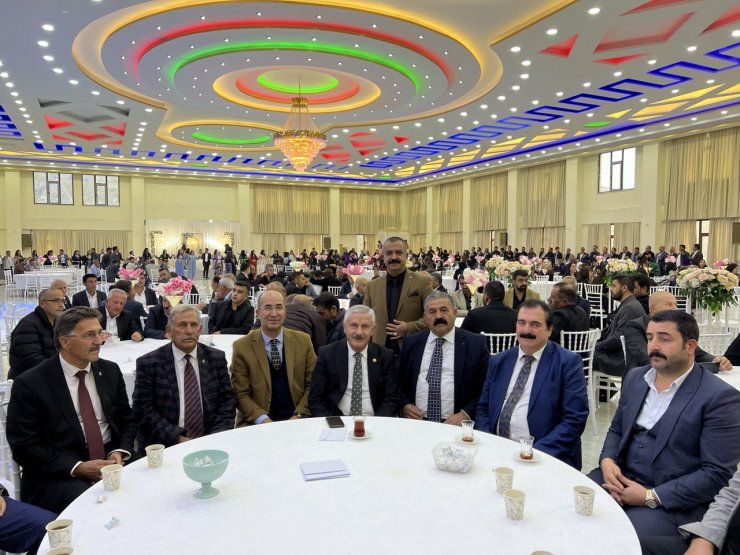 Üç ülkeden 3 bin katılımla gelin ve damada 1,5 milyon liralık takı ve para takıldı