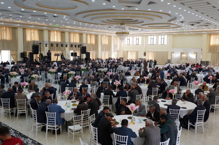 Üç ülkeden 3 bin katılımla gelin ve damada 1,5 milyon liralık takı ve para takıldı