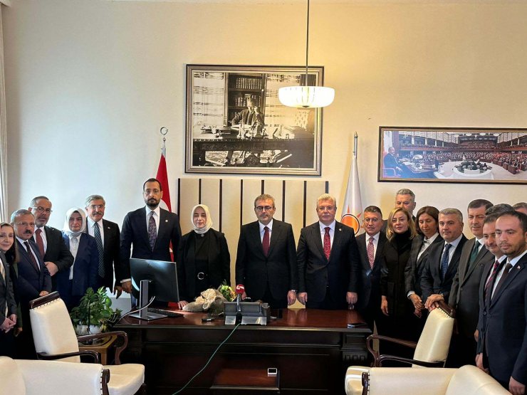 AK Parti grup başkanvekilliğinde devir teslim