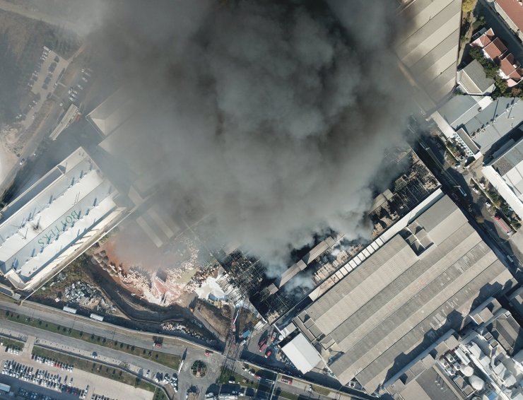 Bursa'da yanan tekstil fabrikasından çıkan duman kenti kapladı
