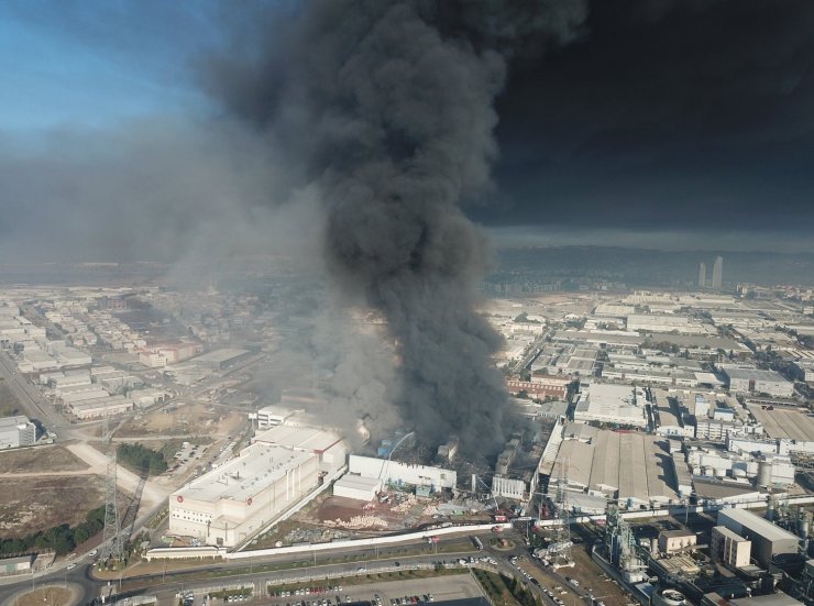 Bursa'da yanan tekstil fabrikasından çıkan duman kenti kapladı