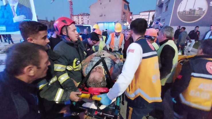 İnşaatta iskele çöktü: 2 yaralı