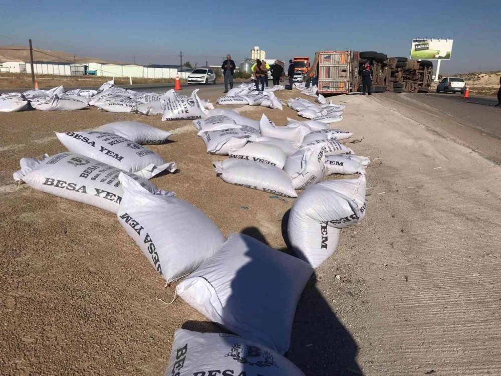 Konya’da yem yüklü tır devrildi: Çuvallar yola saçıldı, yaralılar var