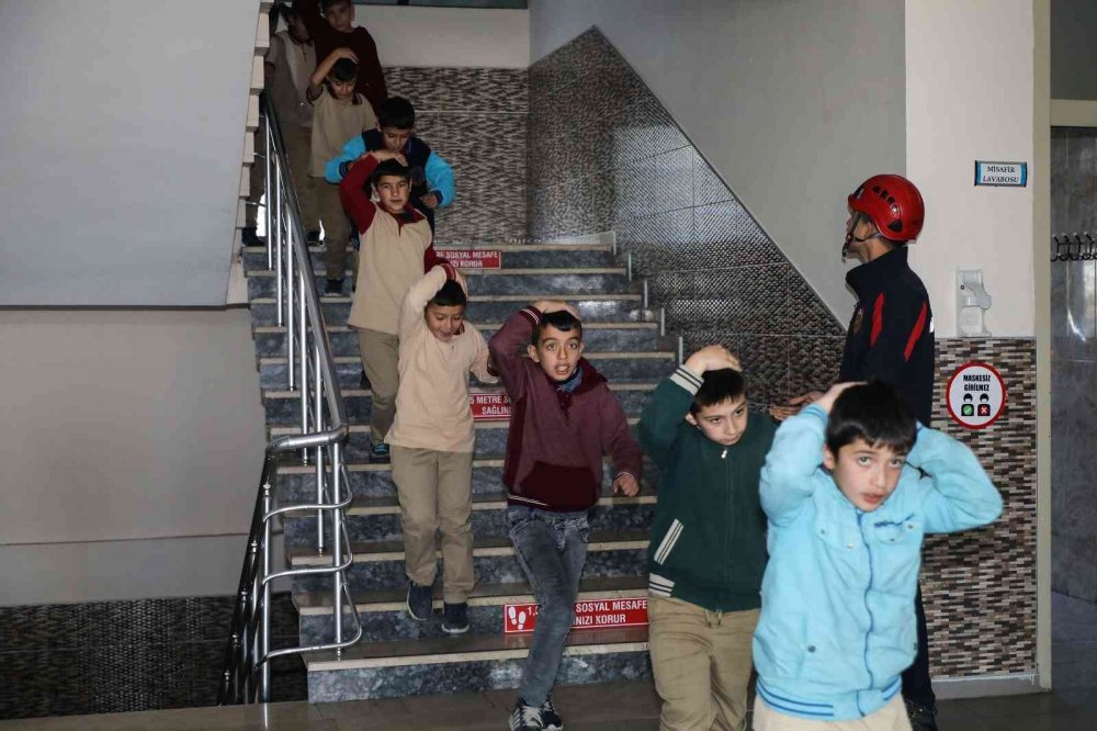 Konya’da deprem tatbikatı: Vali Özkan sıra altında tehlikenin geçmesini bekledi