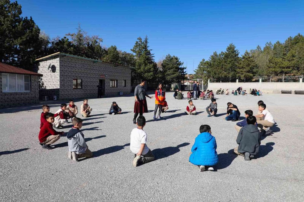 Konya’da deprem tatbikatı: Vali Özkan sıra altında tehlikenin geçmesini bekledi