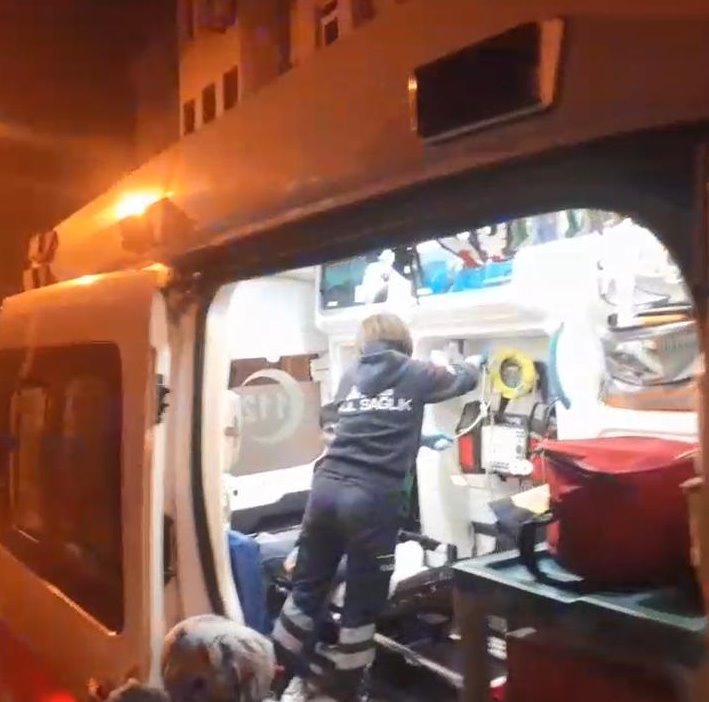 Tartıştığı eşini evden kovup eşyaları ateşe veren öfkeli kocayı itfaiye kurtardı