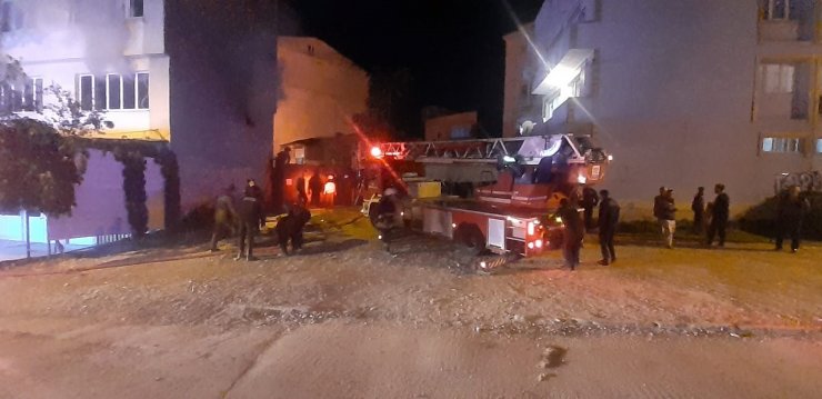 Tartıştığı eşini evden kovup eşyaları ateşe veren öfkeli kocayı itfaiye kurtardı