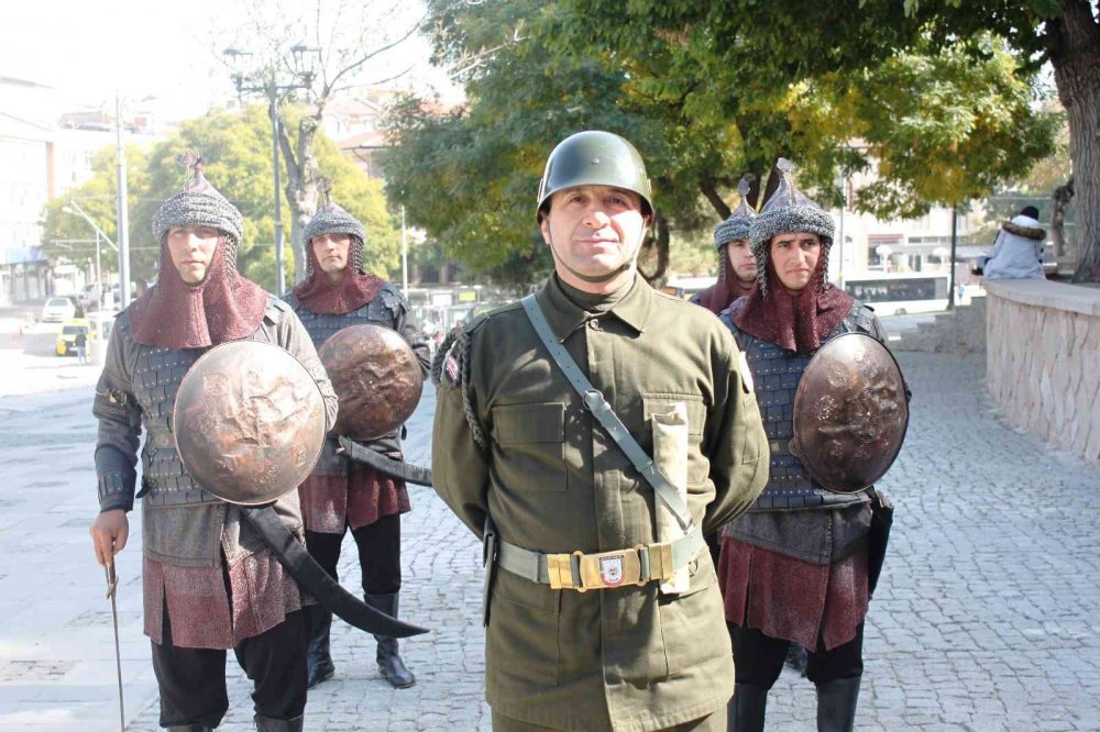 Selçuklu başkenti Konya’da Sultanlar Türbesi’nde her cuma saygı nöbeti yapılıyor