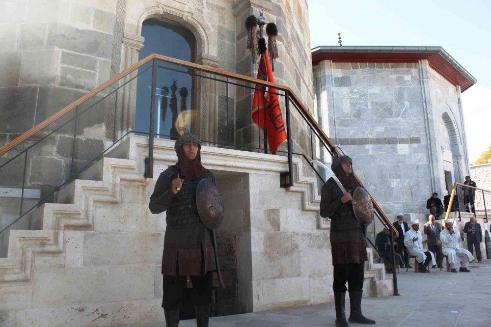 Selçuklu başkenti Konya’da Sultanlar Türbesi’nde her cuma saygı nöbeti yapılıyor