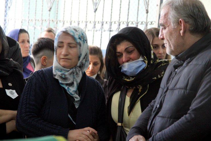 İzmir depreminde balkondan atlayan 18 yaşındaki Efe, toprağa verildi