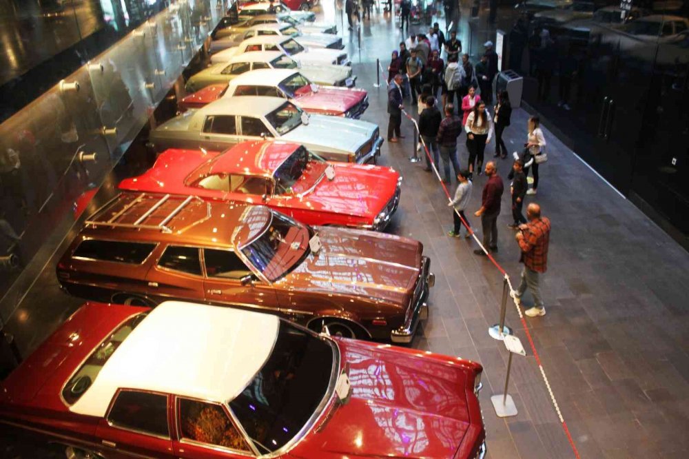 Konya'da klasik otomobiller göz kamaştırıyor